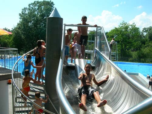 Die Rutschbahn im Schwimmbad Döttingen