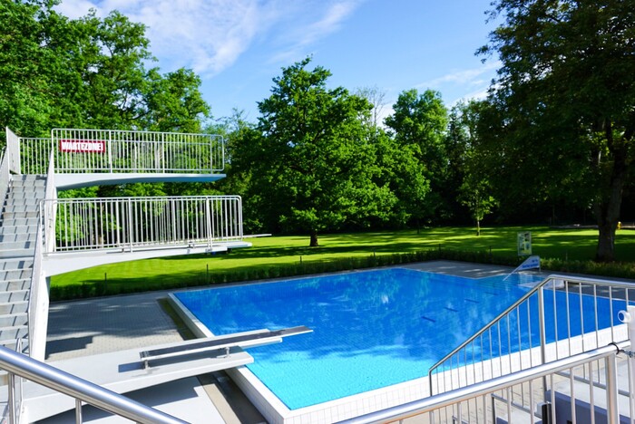 Sprungturm Schwimmbad Muensingen