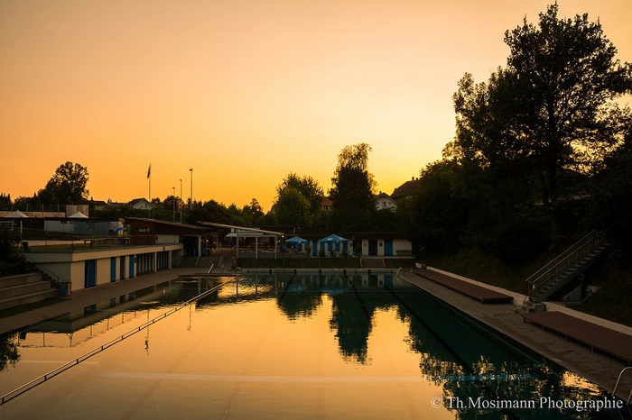 Schwimmbad Roggwil abends